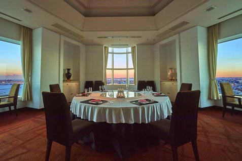 『中国料理 驊騮（カリュウ）』の海と街の眺望を一望する格式高い特別室