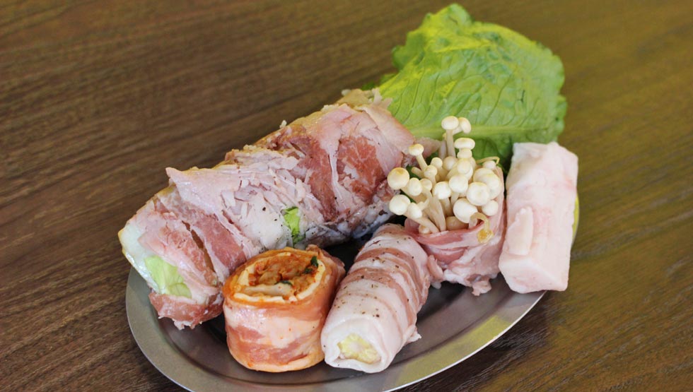 お店のウリでもある「ベジロール」。「野菜巻き」ではなく「肉巻き」になっているところに注目。「野菜を摂らせるホルモン焼肉のパイオニア」をサブコンセプトにしているだけあって、クオリティーも十分。
