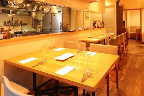 『DAL-MATTO 恵比寿店』のオープンキッチンが見えるテーブル席