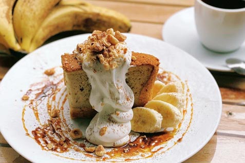 『café dining nurikabe』の「バナナキャラメルナッツのシフォンケーキ」