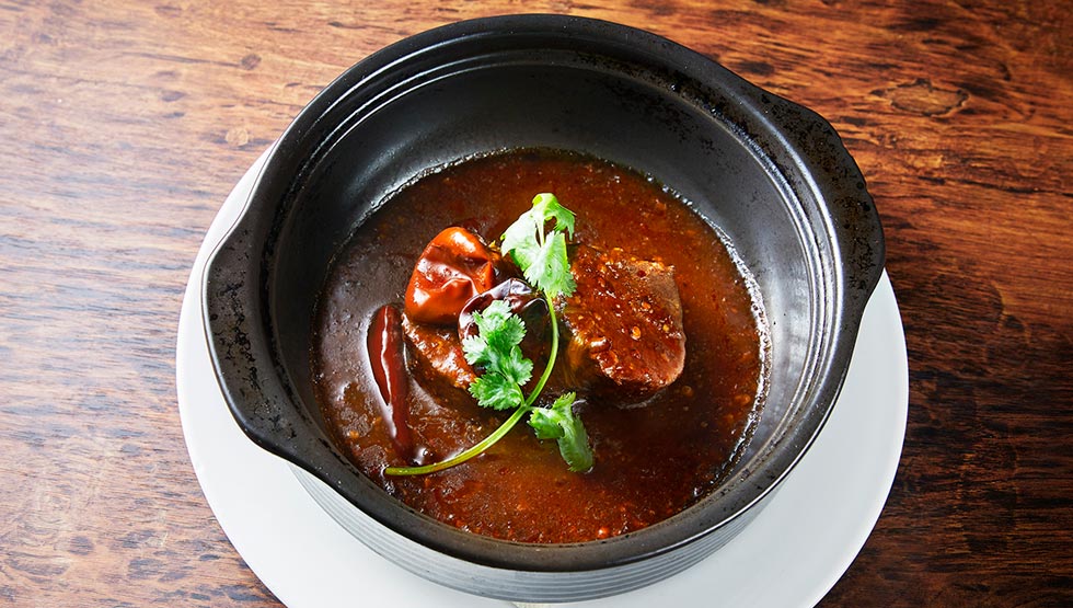 『SO TIRED』の「鹿肉の麻辣煮込み 土鍋仕立て」