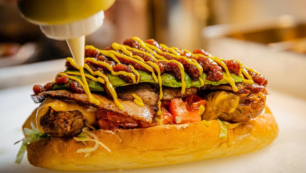 『SKOOKUM HOTDOG DINER（スクーカムホットドッグダイナー）』の「グルメホットドッグ」