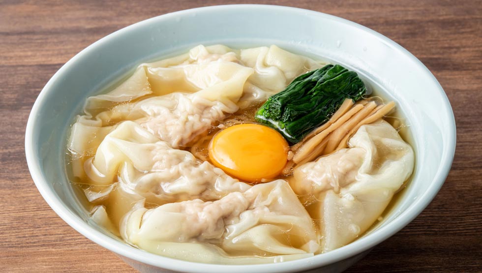『月見ワンタンメン専門店 三日月』の「月見ワンタンメン（淡麗醤油）」