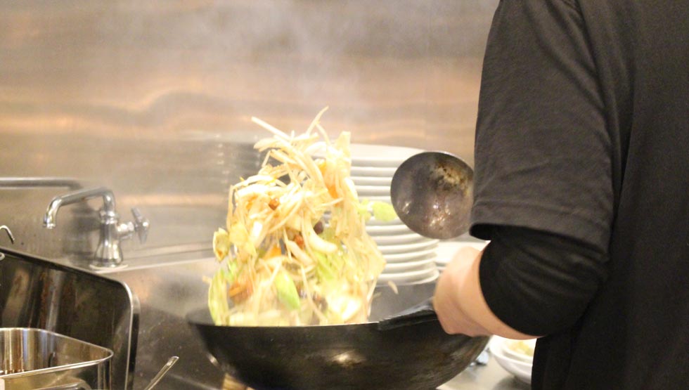 『肉野菜炒め ベジ郎』の調理風景