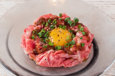 『熟成和牛焼肉エイジング・ビーフ 飯田橋神楽坂店』のユッケ