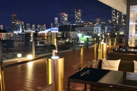 『Singapore Seafood Republic東京』の前に美しい夜景が広がる唯一無二のテラス席