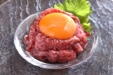 『肉牛寿司×しゃぶ焼肉 2＋9』の「極上ユッケ」