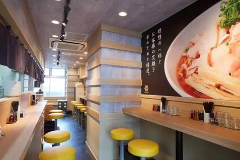 『百年本舗 秋葉原総本店』の清潔感のある店内