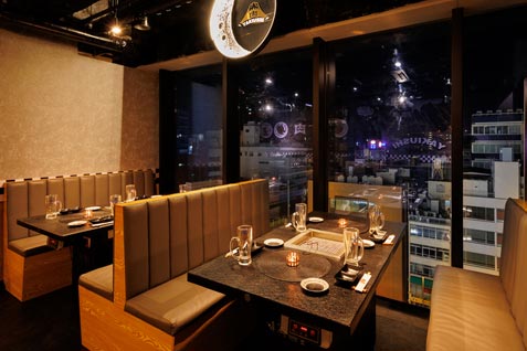 『厳選黒毛和牛と極上焼肉の店 焼牛 Yakiushi 秋葉原』のボックススタイルのテーブル席