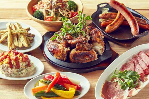 『YONA YONA BEER WORKS 神田店』の「ローストチキン」や「クラフトソーセージ」など