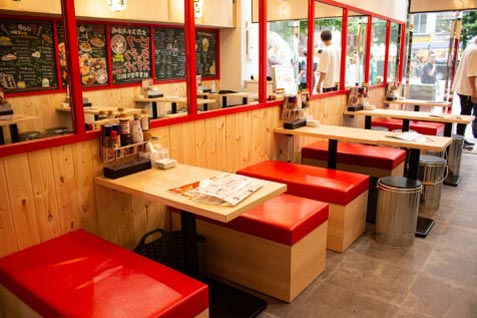 『BEEF KITCHEN STAND 秋葉原電気街店』の木の温もりを感じる店内