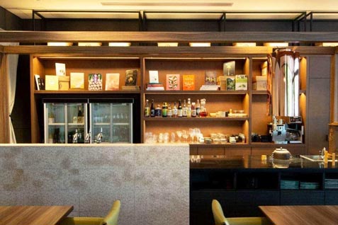 『RESTAURANT 1899 OCHANOMIZU』の木目調の落ち着いた店内