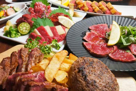 『SAKURA馬ール 湯島御徒町店』の馬肉の「刺身」や「ハンバーグ」など