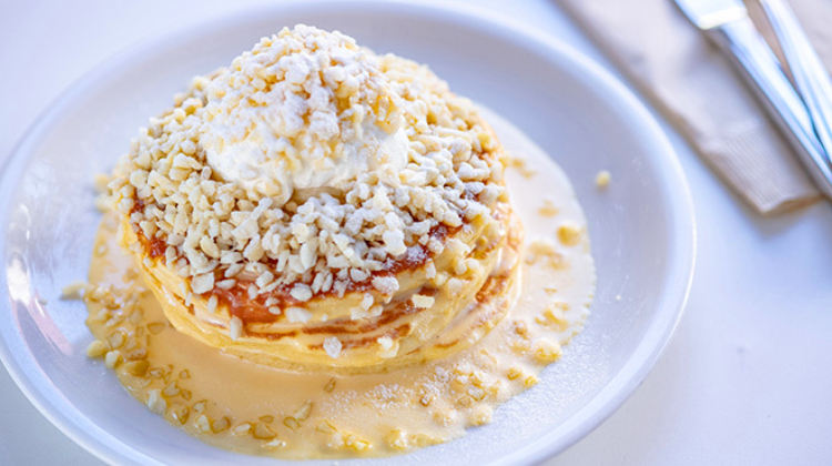 「crisscross」の「マカダミアナッツのバターミルクパンケーキ　バニラソース、ホイップクリーム」