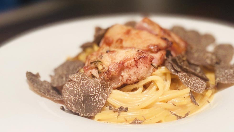 『イタリアンバル ロマーノ』の「津軽鶏のトリュフクリーム　パスタ」