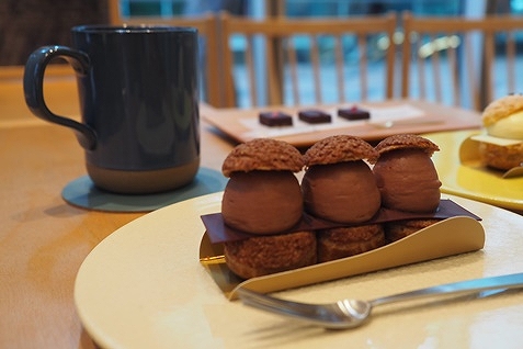 『green bean to bar CHOCOLATE 日本橋店』のエクレア
