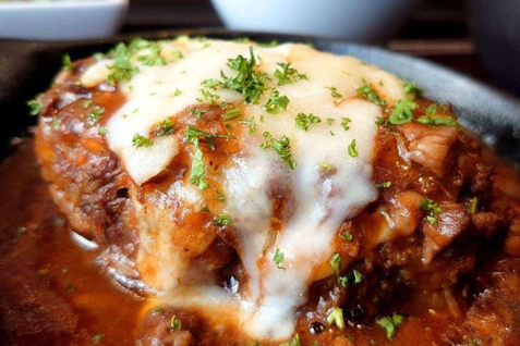 「Salt中目黒」の「黒毛和牛ハンバーグ 自家製デミグラスソース」