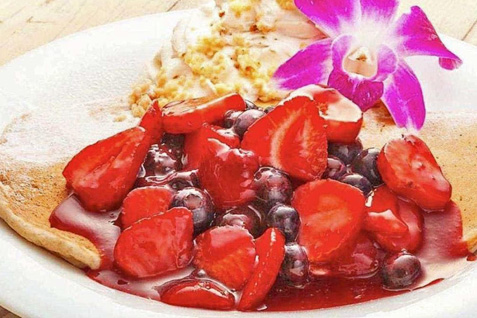 「アロハテーブル中目黒」の「ハワイアンパンケーキ トリプルベリー」