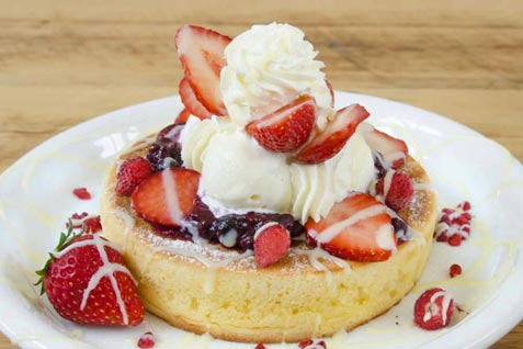 『カフェ アクイーユ』の「いちごベリーパンケーキ」