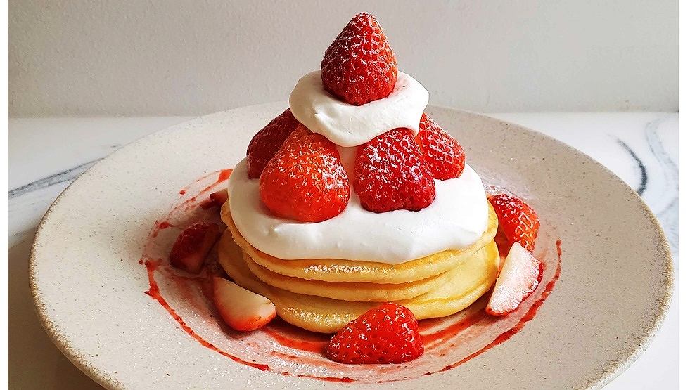 「あまおうのショートケーキ風パンケーキ」