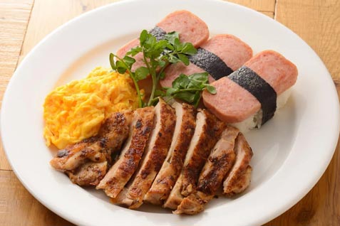 『Eggs 'n Things銀座店（エッグスンシングス ギンザテン）』の「ハワイアンコンボプレート（フリフリチキン・スパムむすび・スクランブルエッグ）」