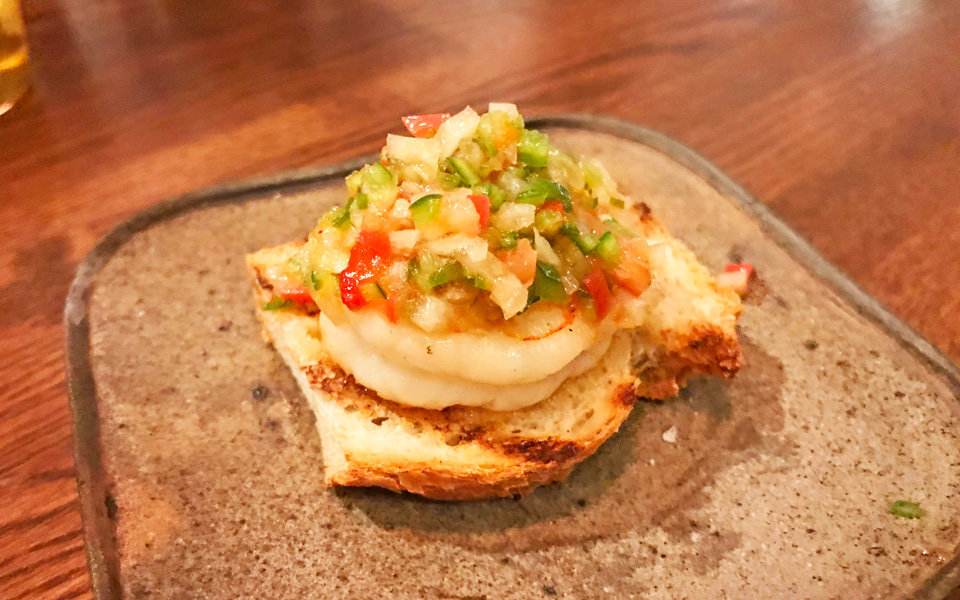 神保町『関山米穀店』の「エビのカナッペ ゴイスアルギ風」