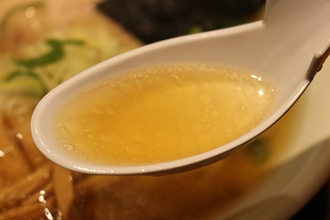 「醤油ラーメン」のスープ2