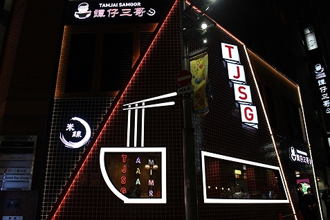 夜の外観