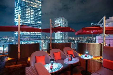 「CE LA VI RESTAURANT & SKY BAR」のテラス席