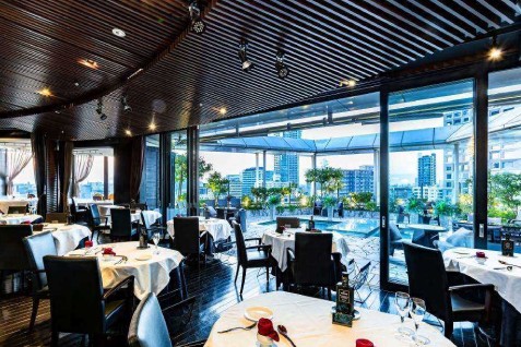 「THE LEGIAN TOKYO」のテラス席と店内