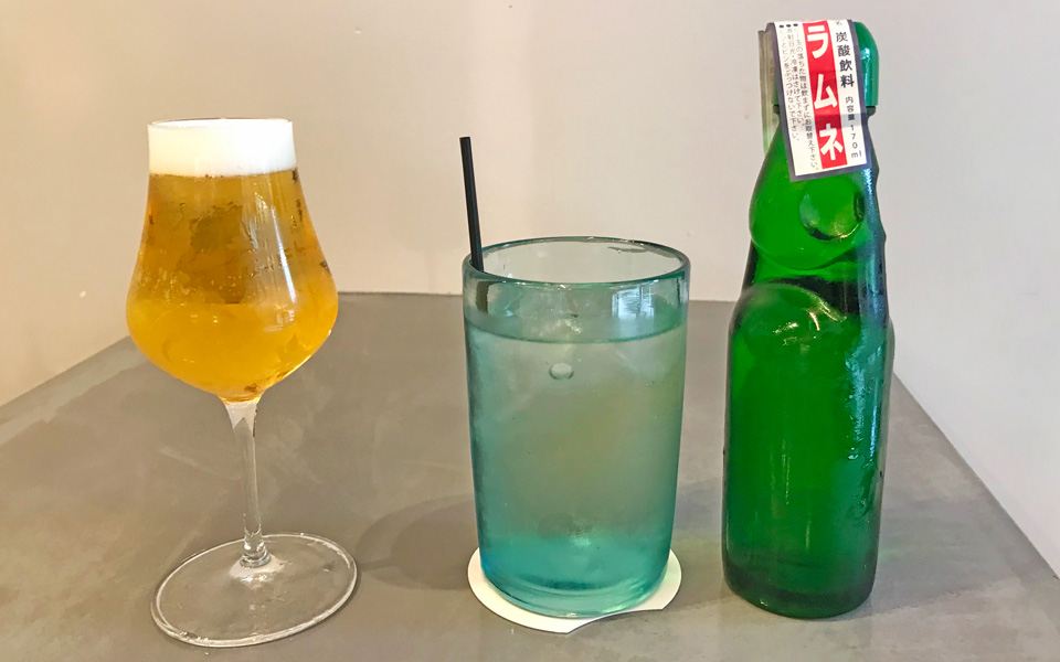 『YAKISOBA & GROCERIES 一服』の「若駒ビール」と「ジャパニーズラムネサワー」