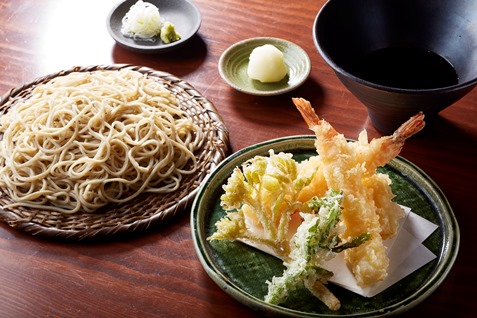 【手打ちそば みや川】の「海老と初夏野菜のおろし天せいろ」