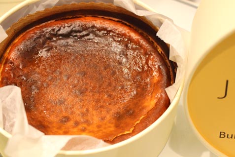 『JEROME cheesecake GINZA』のバスクチーズケーキ（ホール）