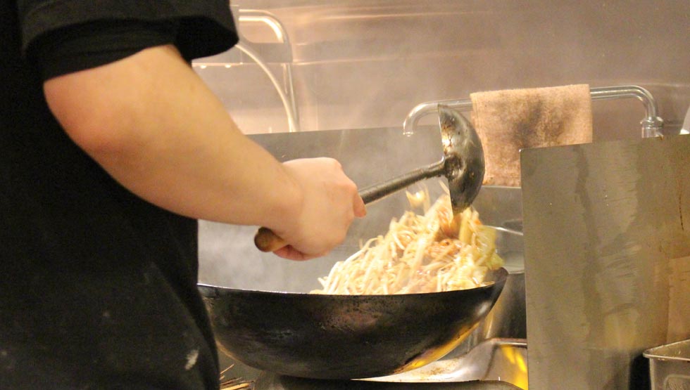 『肉野菜炒め ベジ郎 池袋東口店』の調理風景