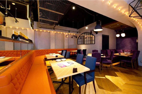 「ワインビュッフェ　ESOLA新宿」の店内