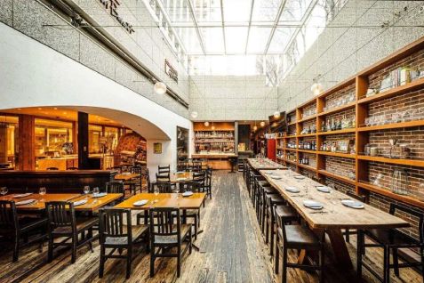 「PIZZA SALVATORE CUOMO & BAR 新宿」の店内