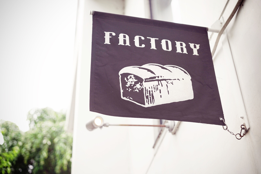 「Factory」の看板