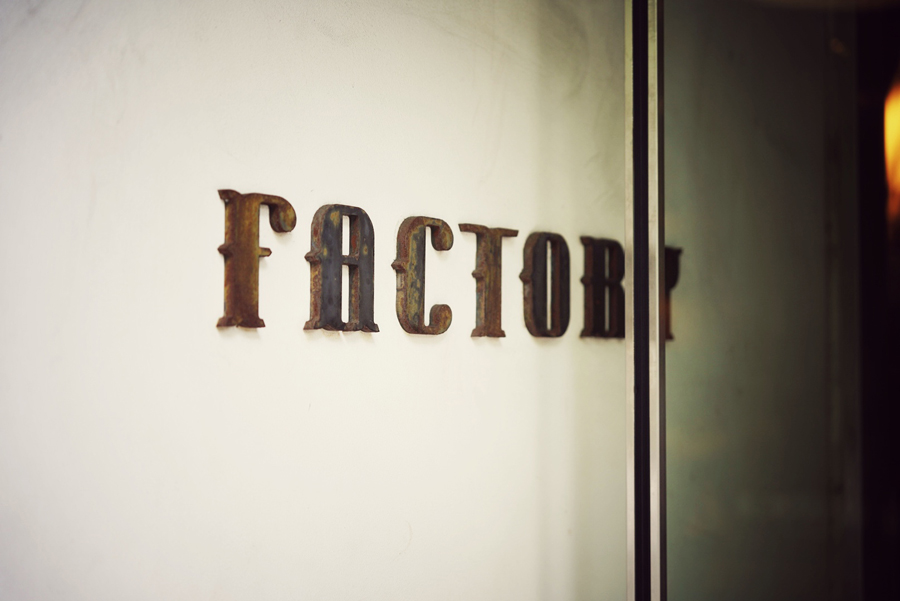 「Factory」の看板
