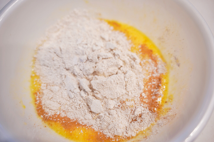 【簡単！発酵スイーツ】砂糖もバターも不使用！甘酒×オートミールのりんごプディングケーキレシピ