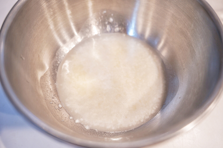 【簡単！発酵スイーツ】砂糖もバターも不使用！甘酒×オートミールのチョコバナナケーキのレシピ