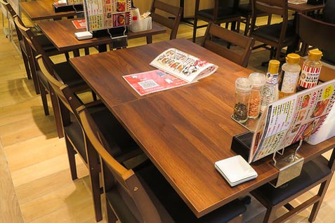 『BEEF KITCHEN STAND 五反田店』のテーブル席