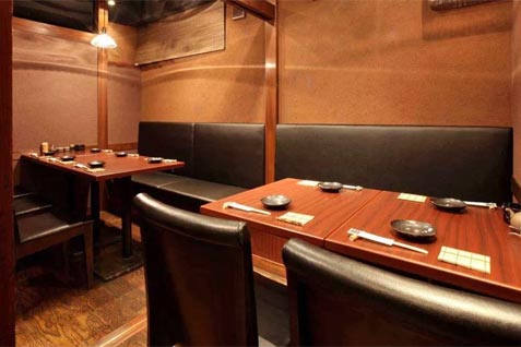 『さかえや 恵比寿本店』の落ち着いた雰囲気テーブル席