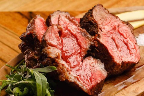 『BUTCHER REPUBLIC EBISU CHICAGO PIZZA ＆ BEER』の「黒毛和牛 内もも肉のステーキ」