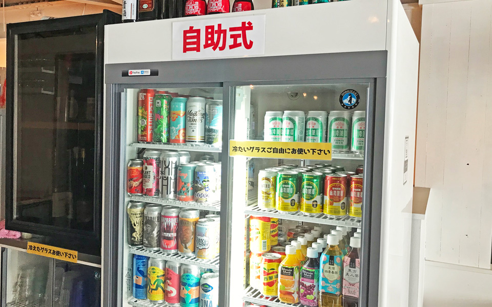 白山「オルソー」店内のセルフ式冷蔵庫