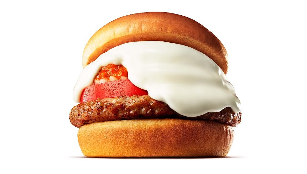 た雪のような白いチーズソースがたっぷり「白いモスバーガー」7/13発売！