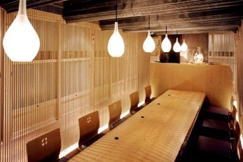 『黒豚しゃぶしゃぶ 島津』のモダンな雰囲気の店内