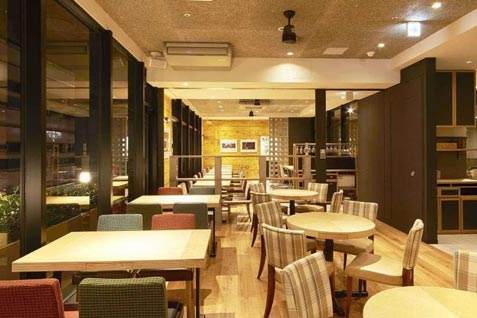 『common cafe 新宿歌舞伎町店』のカジュアルな雰囲気の店内