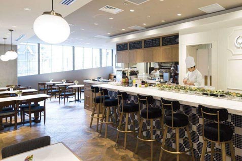 『SALON BAKE&TEA（サロン ベイクアンドティー）』の華やかな雰囲気の店内