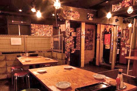 『水炊き・焼鳥 とりいちず酒場 歌舞伎町・西武新宿駅前店』の昭和レトロな雰囲気のテーブル席
