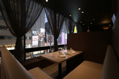 「TOMMY STEAKHOUSE & BUFFET 梅田店」の店内